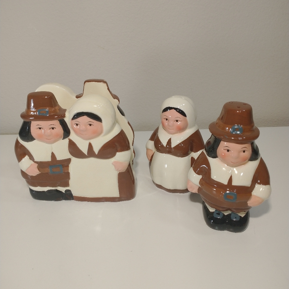 Publix ThePilgrim Thanksgiving Pair Salt,Pepper Shaker,Napkins Holder, Used Exce